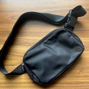 Lululemon Everywhere Belt Bag 1L - black - like new!
